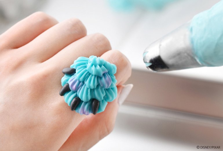 QpotJAPAN's tweet image. 【＃Disney 】
Disney Story Dreamed by Q-pot.
『 モンスターズ・インク🛏🌙 』

カップケーキにマカロン、アイスキャンディ…
Q-pot.の甘い世界で繰り広げられる、
“おかし”なスイーツパーティー🧁💚🩵
shop.q-pot.jp/c/gr82/gr138?u…