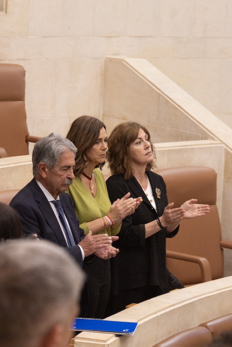 🏛️ Comienza el pleno con un minuto de silencio por el fallecimiento de nuestro compañero Javier.
Su lugar lo ocupa hoy un tejo en su memoria.