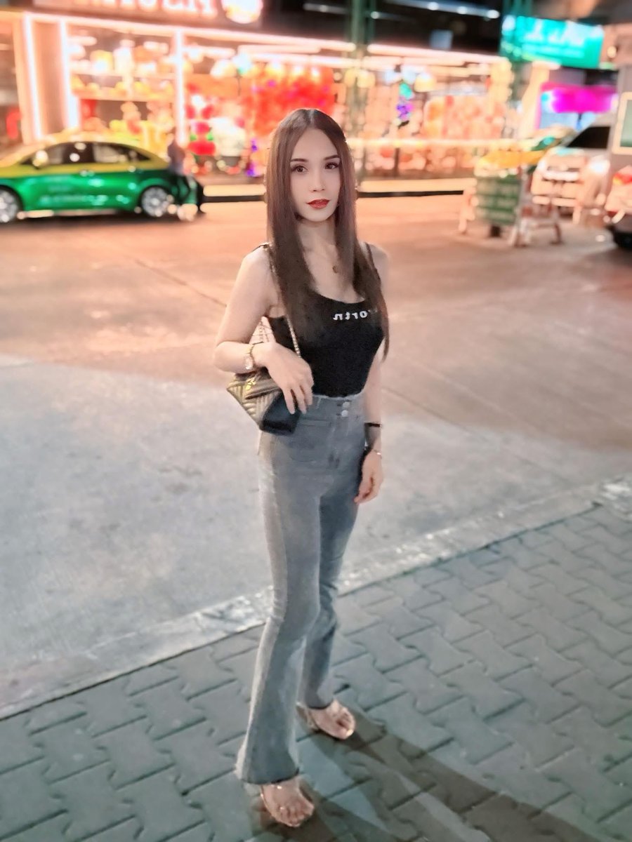 Lily LB. tweet media
