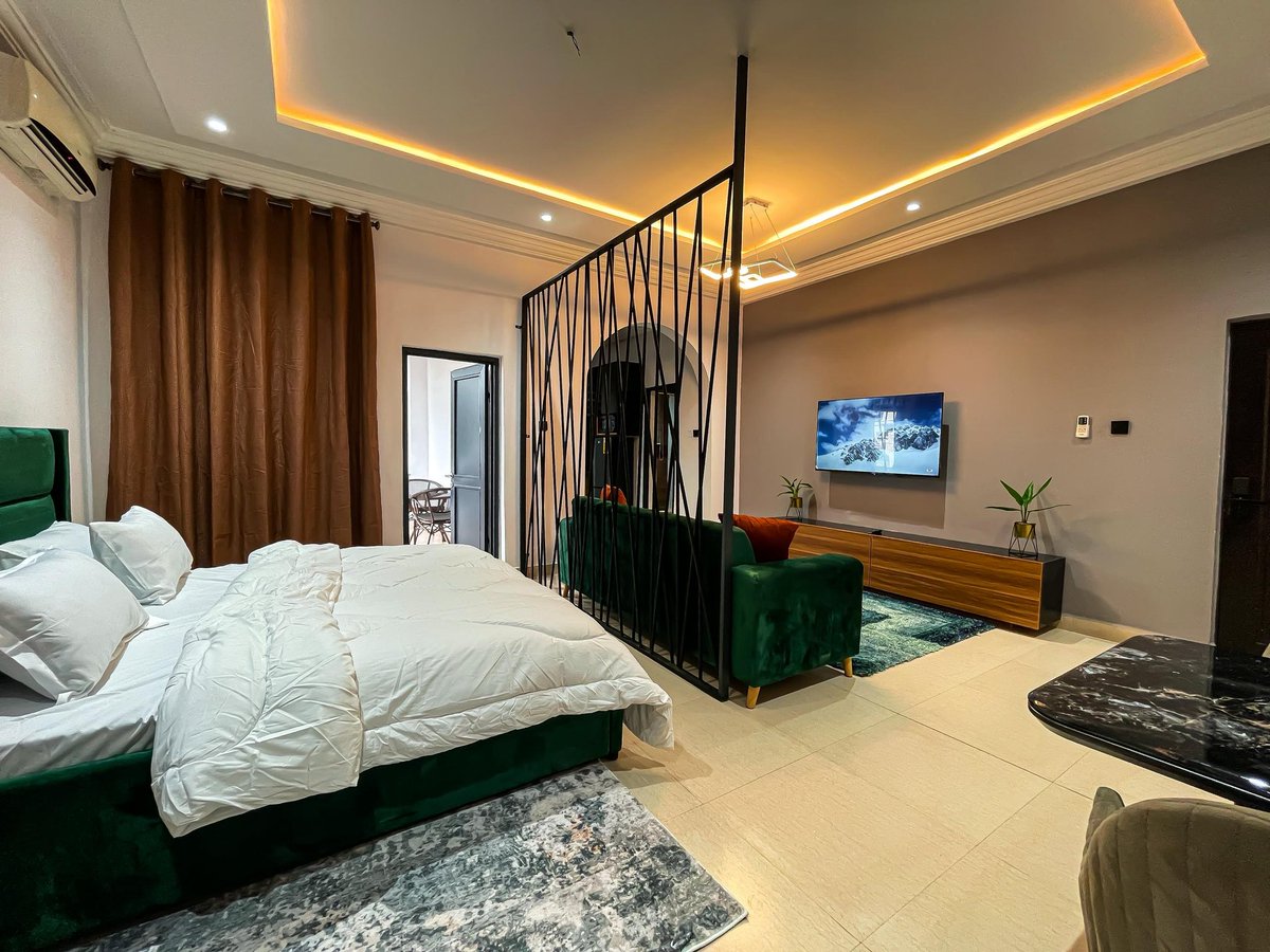 East Legon 1bed Studio Flat ( with Balcony ) 

700ghs Per Night 

Free WiFi
Free Laundry 
Free Parking 
Discreet &amp; Serene location 

Closest landmark AnC Mall