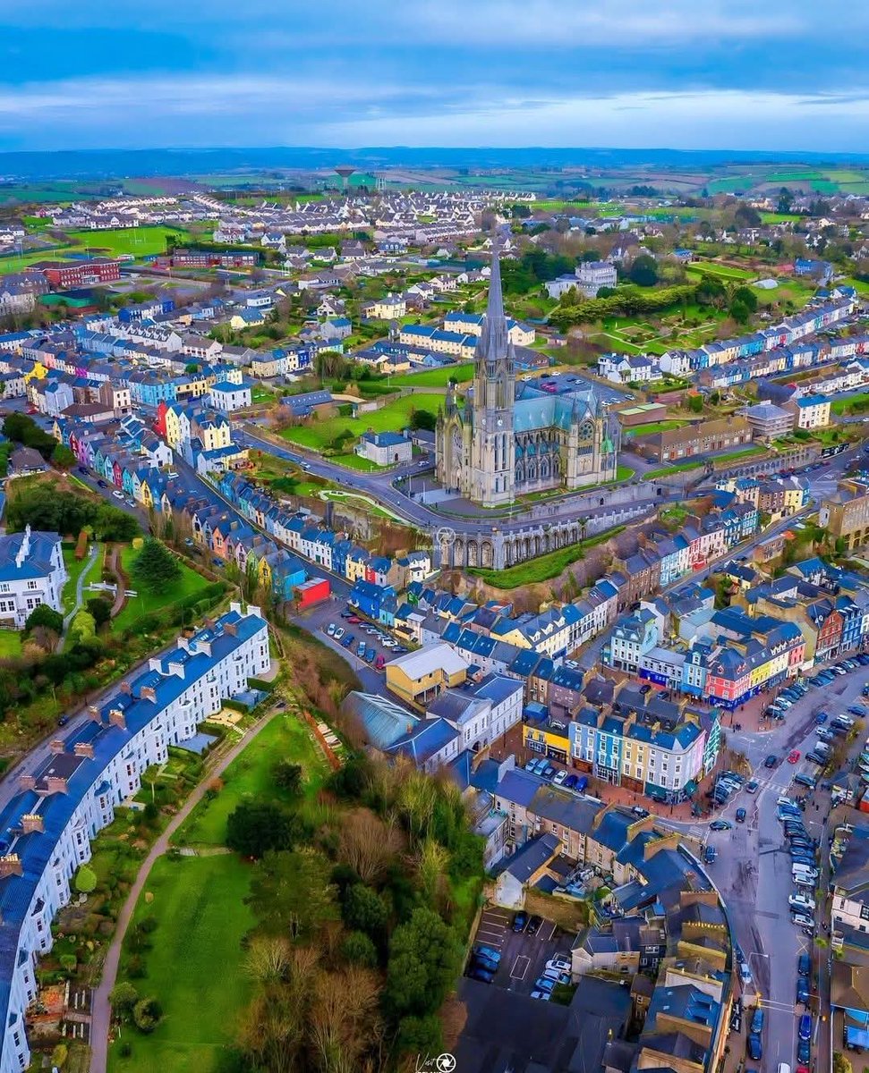 ThisIsIreland3's tweet image. Wow, a fantastic shot of Cobh from above. Just look at all the colourful buildings, set upon the rolling green fields 🏞️💚

Good morning from Ireland, have a great Thursday 💚💚

📍Cobh, East Cork, Ireland ☘️

📸 Riesty Yolanda Paliama

#Cobh #GoodMorning #Thursday #Cork #Ireland