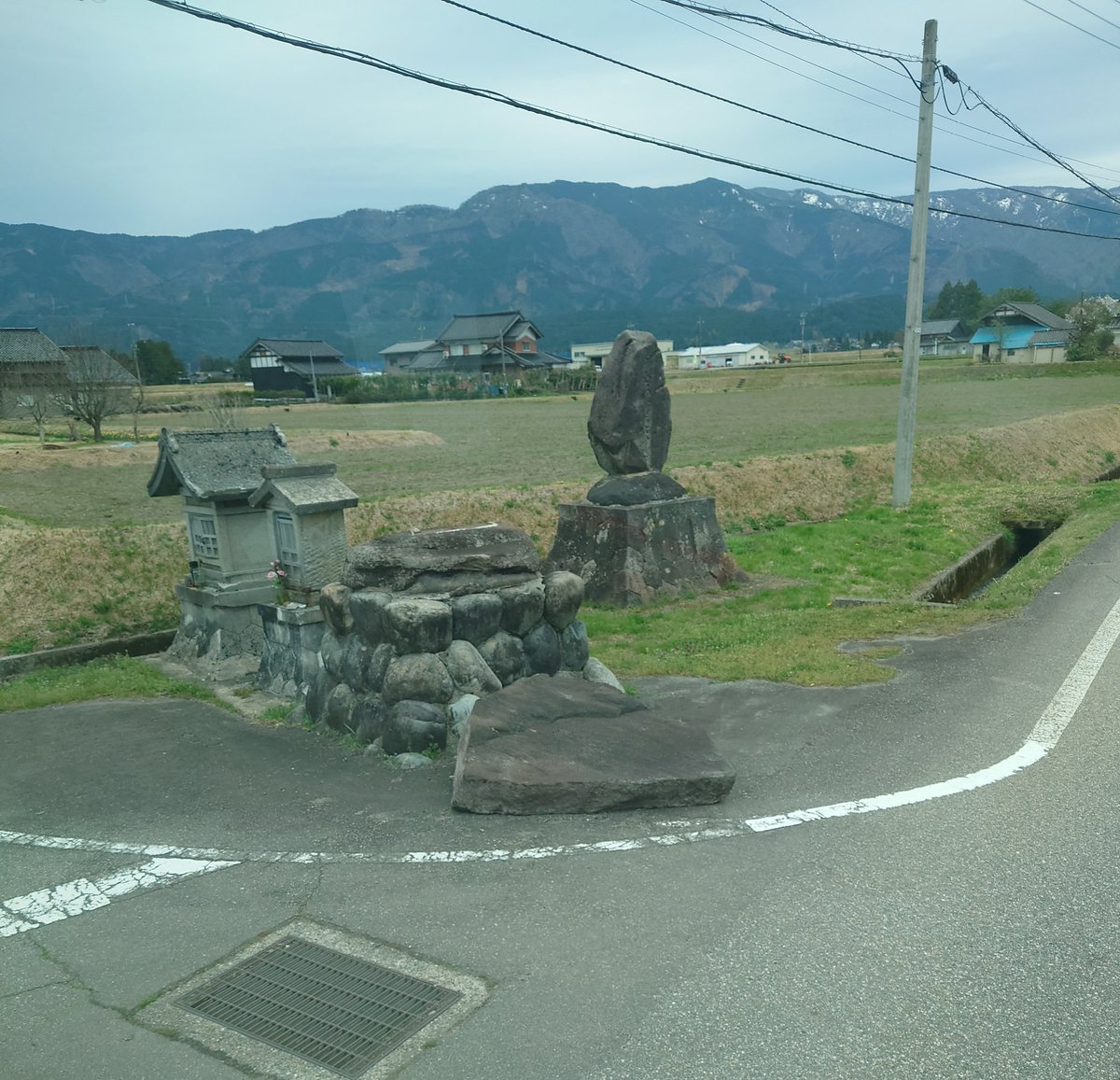 noza0's tweet photo. うわ、石碑倒れてるじゃん。いつから？

南砺市安清 https://t.co/m7Hk6Y19do