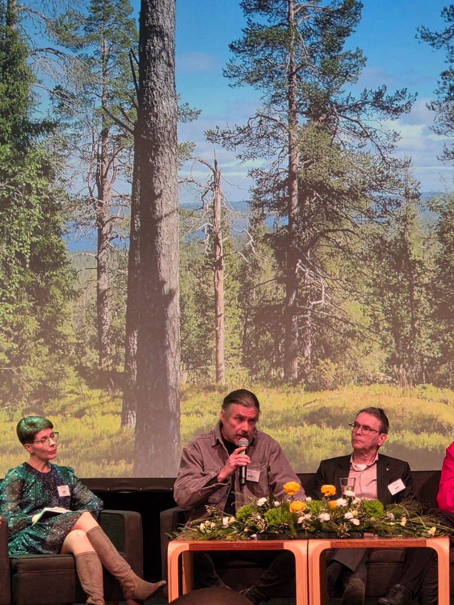 <a href="/AmnellJakob/">Jakob Donner-Amnell</a> korosti arvon lisäämistä jalostamisessa. Vaikka sen edistäminen vaatii monta tekoa, sen pitäisi olla tärkeimpiä tavoitteita metsäalan kehittämisessä. #MattiPeltola peräänkuuluttaa koulutusta ja osaavan työvoiman saatavuutta. #LapinMTP #paneelikeskustelu