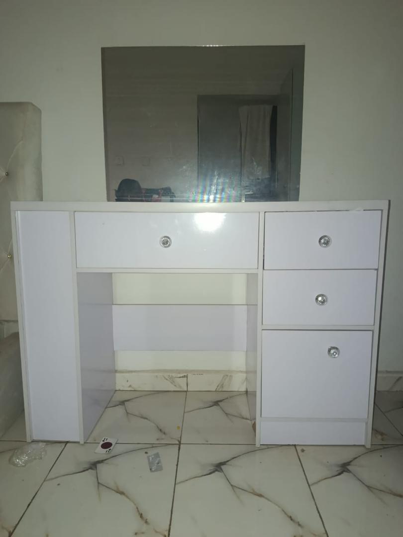 yardsaleplug's tweet image. A bedside drawer, a dresser and cabinet available for sale.

Condition: Neatly used 

Prices: side drawer is N25,000, Dresser is N120,000 and the cabinet is N45,000 (prices are slightly negotiable). 

Location: Jos

Contact: 08072472687

#yardsale #Declutter #JosNigeria