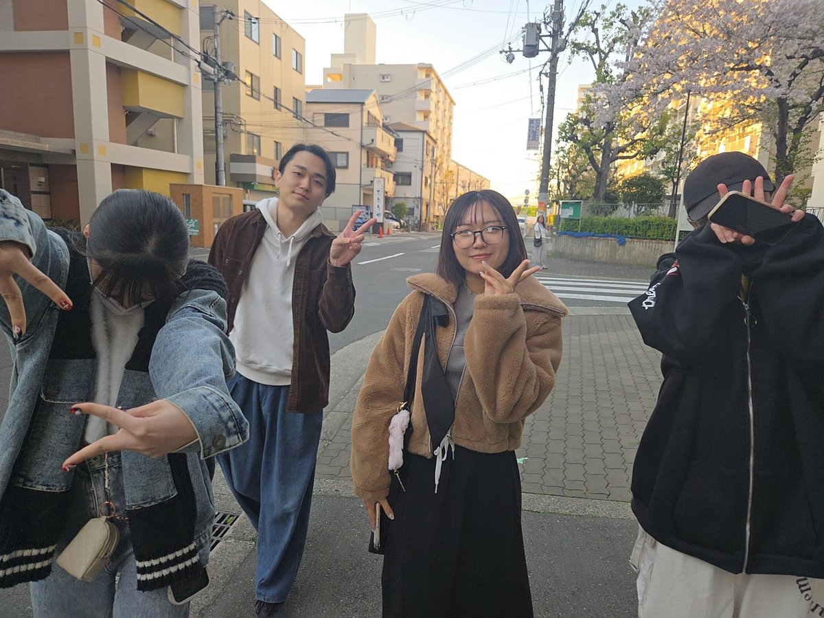 Sak_NKTN's tweet photo. 昨日も【#endorphinkicker】お稽古でした!!!!

お客様役で仲間が卓に着いてくれて率直な意見をくれるの、とても嬉しい。良い創作です。

ゲームのルールがわからない方には説明があり、間近で濃密なお芝居を味わって頂くための準備が整っております！この土日は三ノ宮へ！
https://t.co/eNonn8QmkL https://t.co/CNpYzgQ066