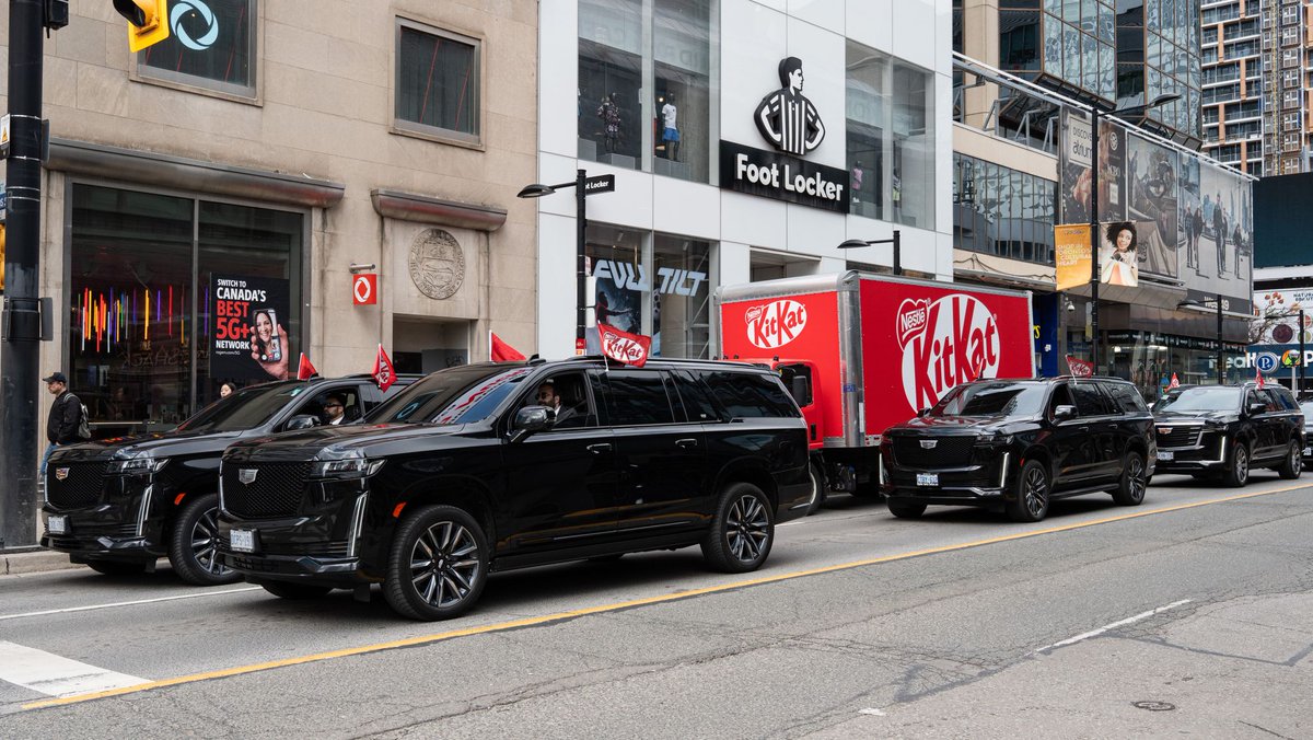 LLLLITL's tweet image. KitKat enlisted 'presidential-level protection' on shipping trucks following pre-Easter heist 🍫 

In Canada, KitKat staged escorted trucks like ultra-secure convoys, playfully riffing on the theft of its 12 tonnes of chocolate. #KitKat #Canada