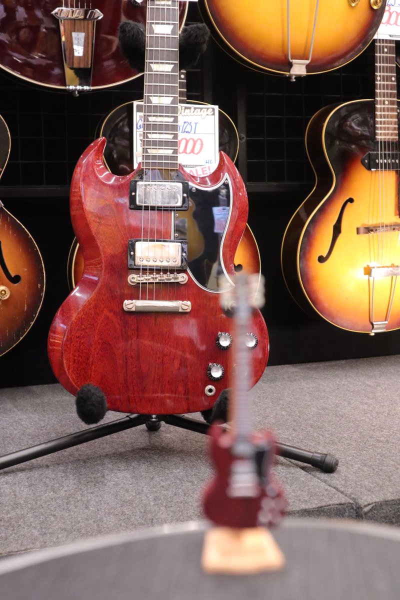 こんにちは

ギター界隈で今話題の例のガチャを一回だけ引いてみた
なかなか良い出来ですね！
帰りにもう一回引いてみようかな

Gibson 1961 SG Standard Cherry VOS

#gibson #ガシャポン