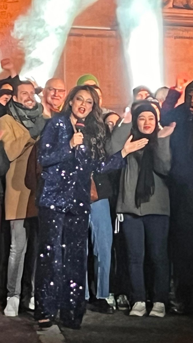 noahbarnesfm9h's tweet image. 🫧 « La bonne vie est un processus, pas un état ».

🌟 En 2026, moins de pression, plus de direction.
Nous retrouver, nous choisir, nous déployer… et faire vrai, pas à pas. 🌊

🤍Bonne année !
.
.
#CarlRogers #bonneannée #2026 #happynewyear #lovealways