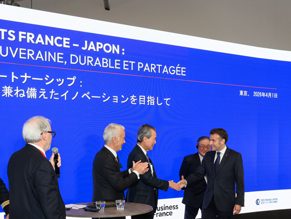 keidanren's tweet photo. 【日仏経済関係の強化に向けて🤝】

4月1日、#経団連 の筒井会長が日仏🇯🇵🇫🇷ビジネスフォーラムに登壇！
#フランス のマクロン大統領も参加した本フォーラムでは、重要鉱物を含む経済安全保障、脱炭素、イノベーション分野における両国の協力について議論されました。

筒井会長は講演で、国際情勢が厳しさを増す中、法の支配などの価値観を共有する日仏が連携する重要性について指摘しました🌎

経団連は今後も、フランスとの関係強化に取り組んでいきます🚶
