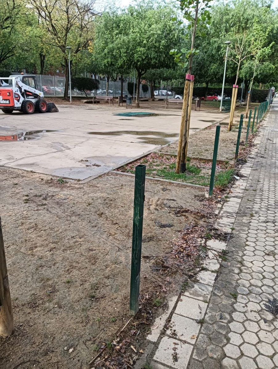 GC_Esperanza's tweet photo. Estos días las vecinas de Sevilla Este de han encontrado con el desmantelamiento del parque canino de Donantes de Sangre, usado todos los días por decenas de perros. Las mascotas de nuestra ciudad merecen sus espacios, pero el PP solo se dedica a quitarlos. https://t.co/ny9yEFSpZw