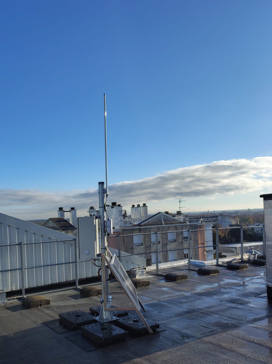 TETRADIS_THD's tweet photo. Fiers d’avoir accompagné @AxioneOfficiel  dans le déploiement de notre #PowerBox pour @GrandDaxTHD  ! 🔋☀️

Un système solaire autonome pour alimenter 2 gateways #IoT @kerlink_news, avec une connectivité fiable sans réseau électrique ⚡

🔗 https://t.co/BLRSgrHCkb https://t.co/DlRcVTW4OD