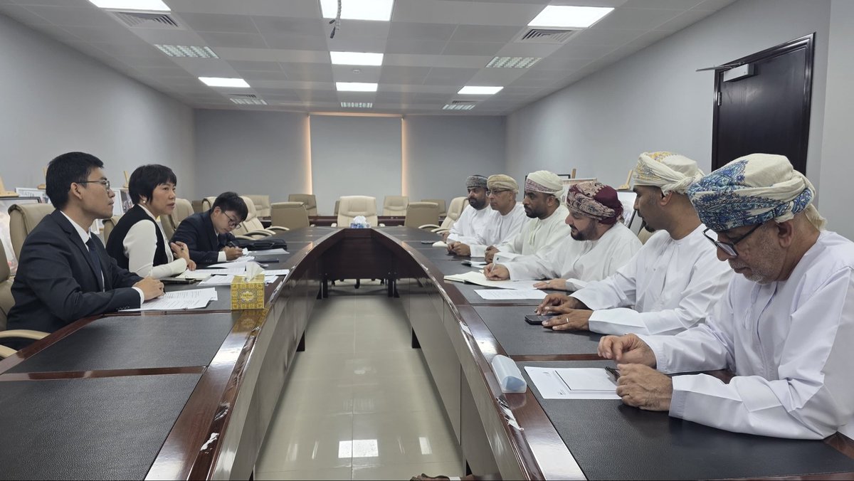 OmanFilm's tweet photo. استقبل رئيس مجلس إدارة الجمعية وعدد من أعضائها وفدًا من سفارة جمهورية الصين الشعبية ، وذلك في زيارة تعريفية للجمعية ومهامها.
وجرى خلال اللقاء التعريف بمؤسسات قطاع السينما في البلدين، والمهرجانات السينمائية، وشركات الإنتاج، إضافة إلى استعراض فرص التدريب وتبادل الخبرات. https://t.co/FfT6Klvi8Q