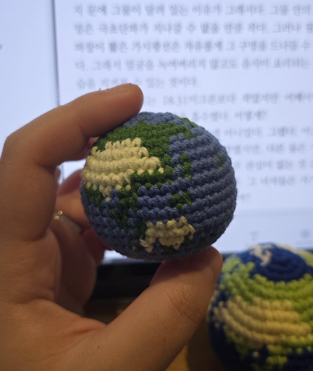 두번째 지구~ 집에 있는 실 아무거나 줏어서 만들고 있는데 색감은 두번째가 맘에드는데 초록색이랑 파란색 대비가 좀더 있으면 좋겟군