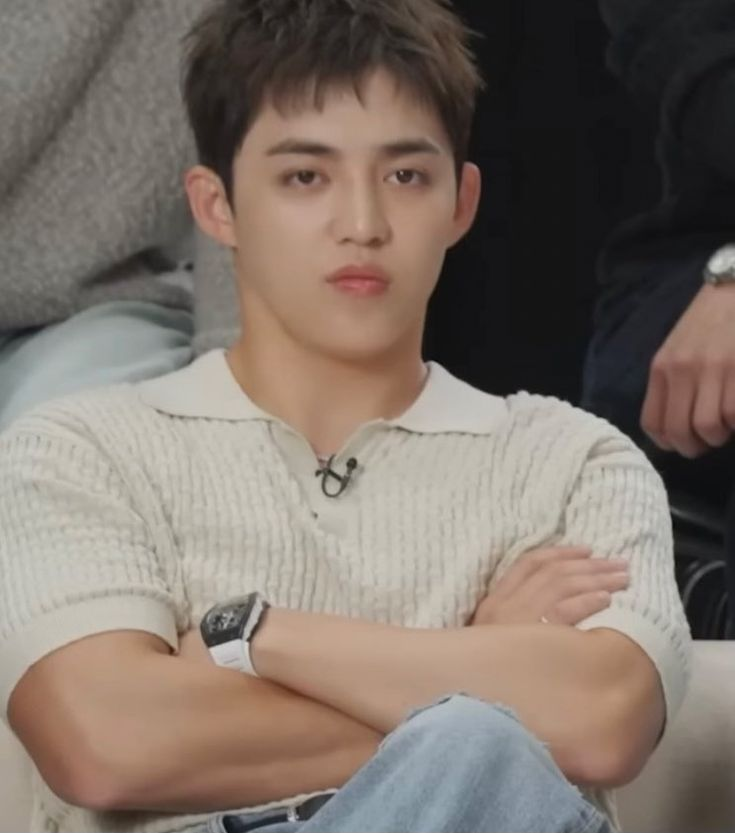 cheolhanglazer's tweet photo. i love it when he's pouting with his arms crossed like this https://t.co/m8PgUee3Rm