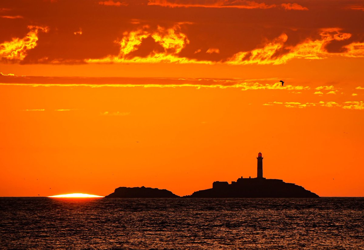ThisIsIreland3's tweet image. Daybreak at the Rockabill 🌅 The sun peeps over the horizon, to kickstart a new day 🌅

📍 Skerries, County Dublin, Ireland ☘️

📸 Martin McNamara

#Dublin #Skerries #Ireland #Sunrise #Rockabill #Daybreak
