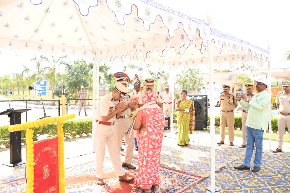GCRAIPUR's tweet photo. #ValourDay, heartfelt tributes paid at Martyrs Memorial at #GCRaipur.
Sh.Shalin, IPS, IG CG Sector graced the occasion as chief guest &amp; honoured the NOKs of our supreme sacrificed heroes &amp; gallantry medal awardees medal.
@crpfindia
@CentralZoneCrpf
@cgsectorcrpf
@ministryofhome1 https://t.co/ARbhpjJTc2
