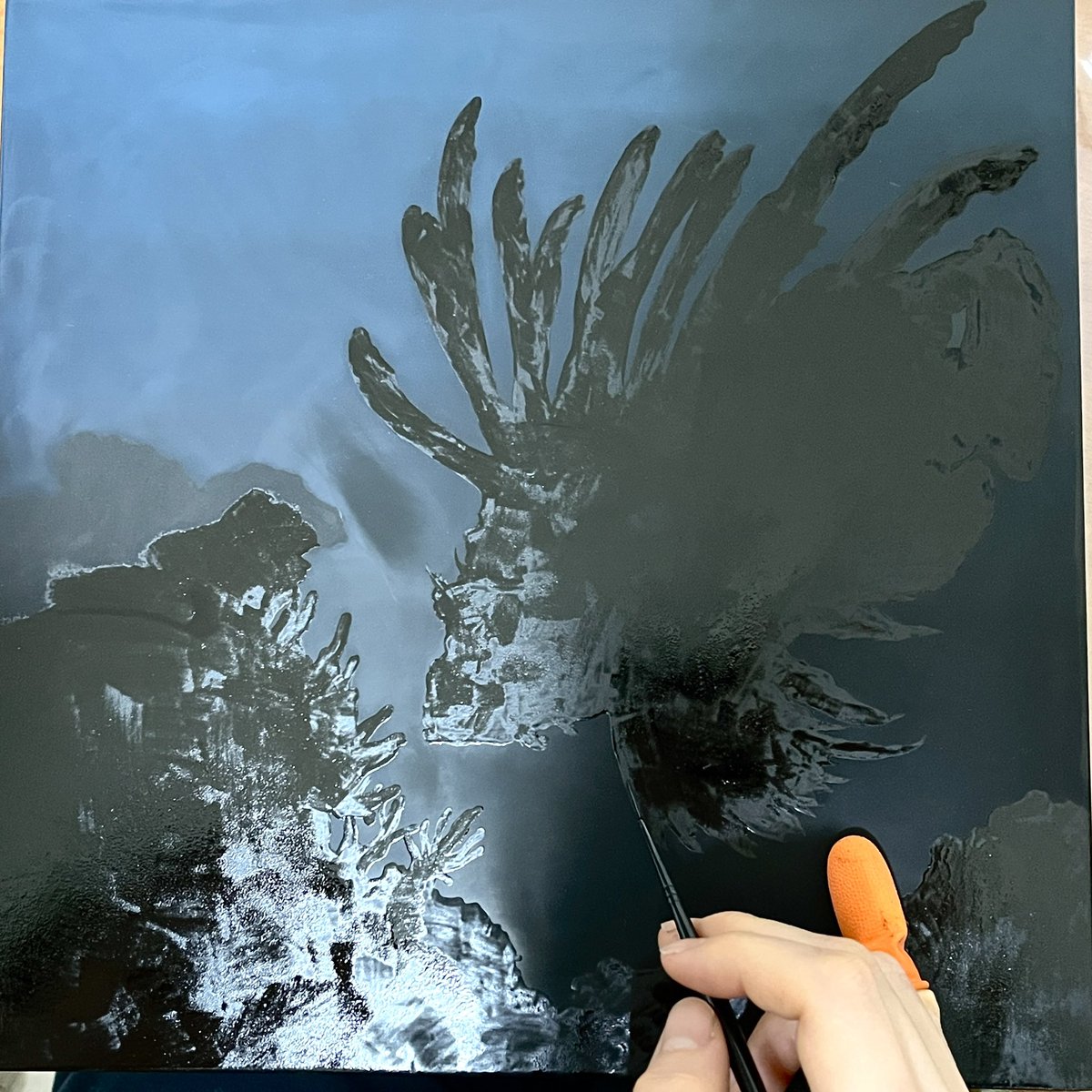 shiomi_atsuko's tweet photo. 壁掛けの漆絵を制作しております。 炭粉を蒔き終わり、ここから立体的にしていきます。
#漆 #蒔絵 #螺鈿 #貝 #漆絵 #壁掛け #Kyoto #lacquerart #urushi #makie #raden #shell https://t.co/yzYZCwPsFY