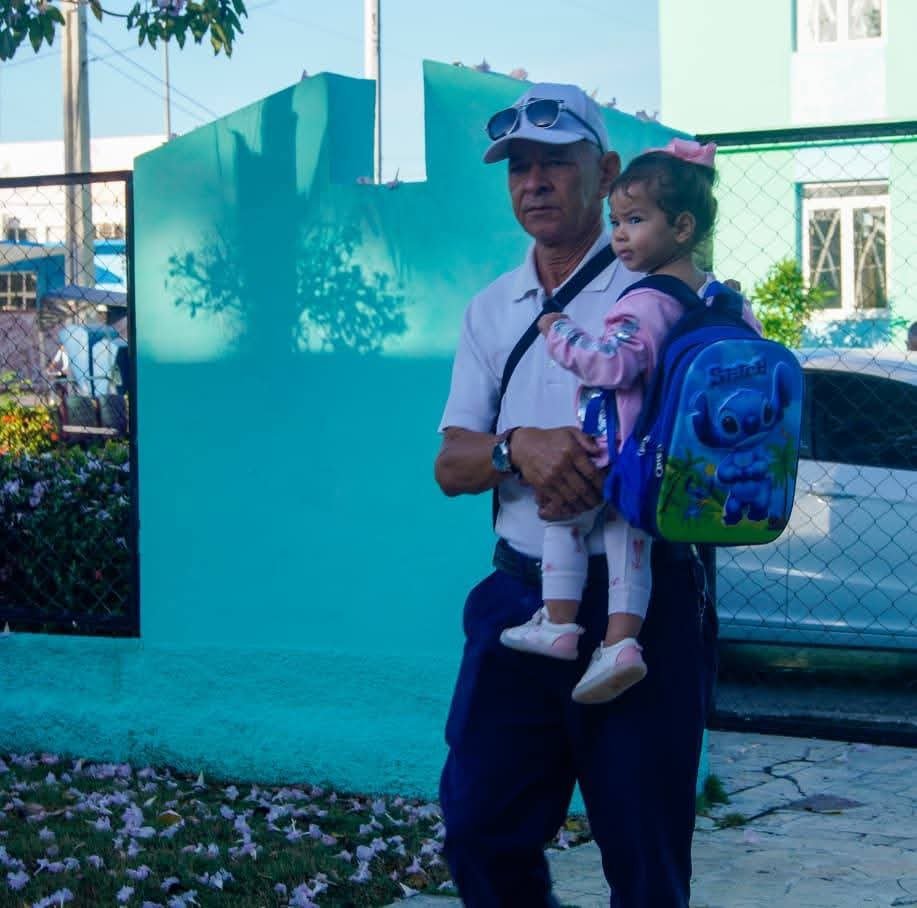 65 años y los Círculos Infantiles siguen siendo una obra genuina de la Revolución Cubana. 
Esta mañana felicitamos a las seños del Mario Alarcón Martínez en #Bayamo y a las que se encontraban en el Teatro Bayamo junto a niños,niñas y familiares para la gala por su celebración.