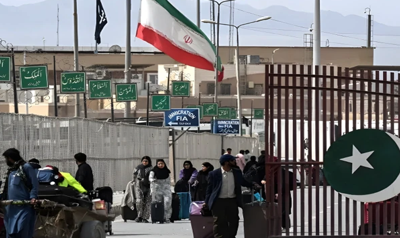 Nawaiwaqt_'s tweet image. تفتان بارڈر پر ایف آئی اے کے مؤثر انتظامات، 10 ہزار سے زائد مسافروں کی آمد ریکارڈ
nawaiwaqt.com.pk/09-Apr-2026/19…
#Pakistanis #Return #Iran @IRIMFA_EN @ForeignOfficePk @GovtofPakistan #Pakistan