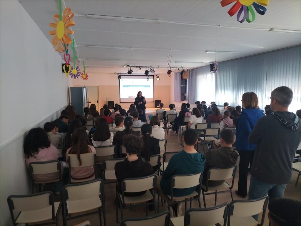 JuntaEx112's tweet photo. #Actividad_112 Hoy nos hemos desplazado al IES Sierra de San Pedro en #LaRocaDeLaSierra que han celebrado El #DiaDeLaSeguridad_ServirySalvar con @guardiacivil #CPEI @DipdeBadajoz, @PLANINFOEX, @CruzRojaEX. Desde @JuntaEx112 hemos dado a conocer el funcionamiento del Centro #112Extremadura y el buen uso al número único europeo de emergencias 1️⃣1️⃣2️⃣
👏 Gracias a los alumnos y al profesorado por el recibimiento y organizar estas actividades enfocadas a las emergencias🫂