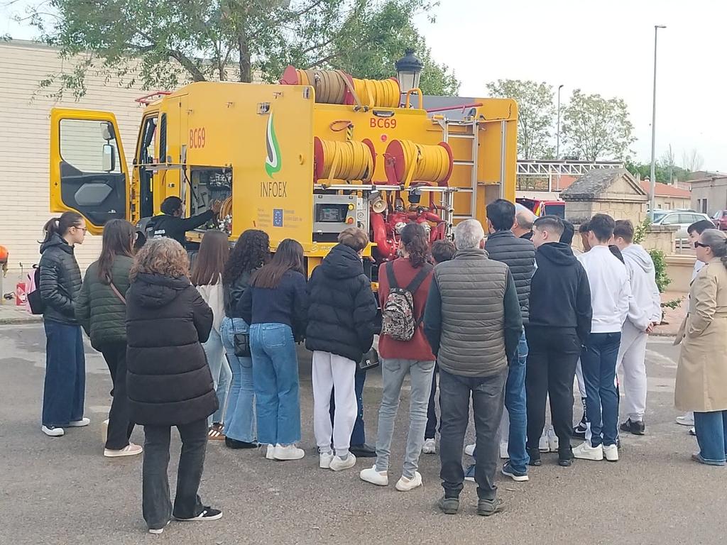JuntaEx112's tweet photo. #Actividad_112 Hoy nos hemos desplazado al IES Sierra de San Pedro en #LaRocaDeLaSierra que han celebrado El #DiaDeLaSeguridad_ServirySalvar con @guardiacivil #CPEI @DipdeBadajoz, @PLANINFOEX, @CruzRojaEX. Desde @JuntaEx112 hemos dado a conocer el funcionamiento del Centro #112Extremadura y el buen uso al número único europeo de emergencias 1️⃣1️⃣2️⃣
👏 Gracias a los alumnos y al profesorado por el recibimiento y organizar estas actividades enfocadas a las emergencias🫂