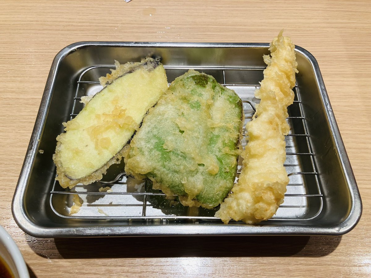 福岡出張です
今夜は天ぷらのひらおさんにて。
ハモ、海老、かぼちゃ、ササミ、ナス、ピーマン、イカの7品。
ササミ大きすぎて仲間にあげました🤭
ハモんまーっ

#天麩羅処ひらお 
#福岡