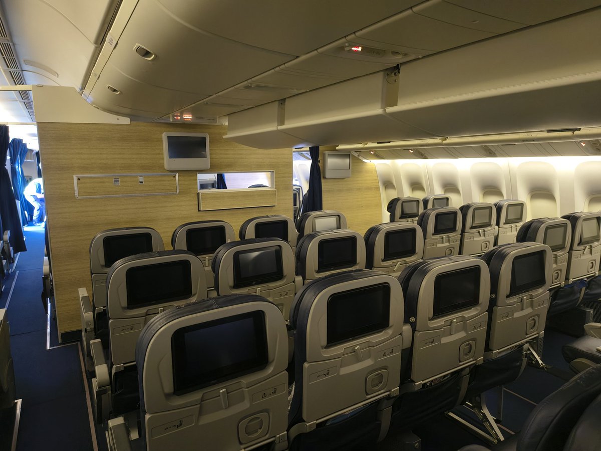 Falcao_B12's tweet photo. Boeing 777-200 ER da EuroAtlantic em VCP. Top demais 💙 https://t.co/NvyuQcLoLD