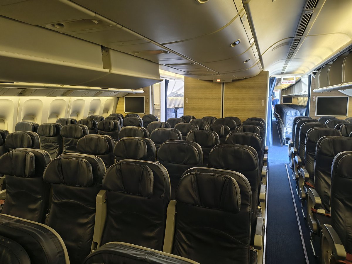 Falcao_B12's tweet photo. Boeing 777-200 ER da EuroAtlantic em VCP. Top demais 💙 https://t.co/NvyuQcLoLD