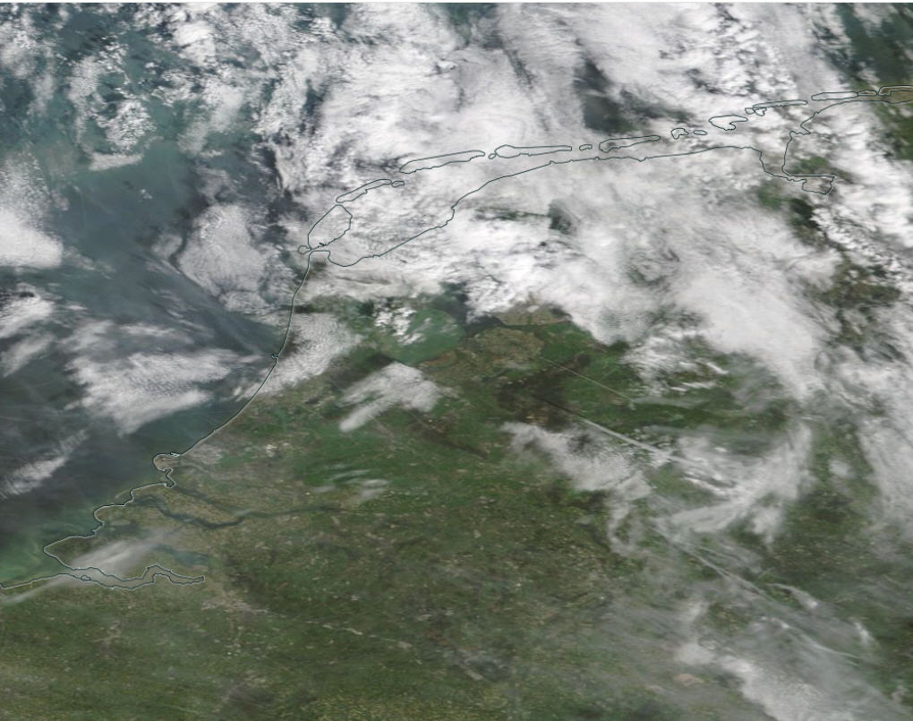 Alpenweerman's tweet image. Nederland - In de onderste atmosfeer tot circa 4 a 5 km hoogte bevindt zich warme en droge lucht. Daarboven tot aan het niveau vd tropopauze (circa 9,5 km) zit echter veel vochtigere lucht. Dit zorgt vandaag voor die soms mooie wolkenluchten en met name ook vele #contrails die in