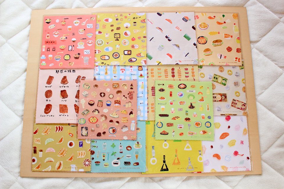 おすし雑貨研究所、松さんへ大変ひさしぶりに納品いたしました！
こちらは今回納品したメガネふきです
なんと怒濤の14種類あります🍜🍛🍣🍤🥩🧂🍺💰🥟🌿🚆🍒🍄🍝