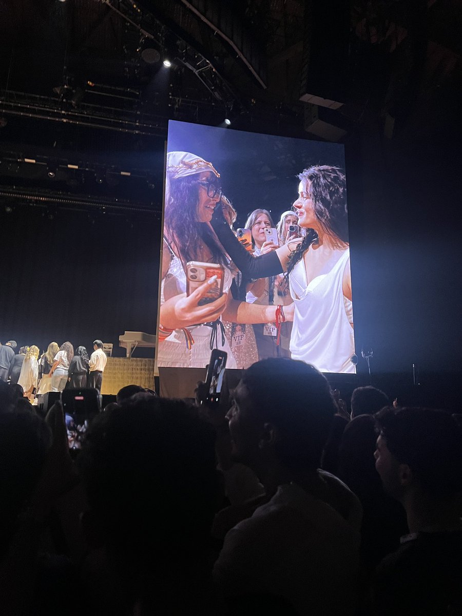 faz parte da performance e a maioria das pessoas baixa o telemóvel quando ela vai lá abaixo. de qualquer maneira já valeu só por esta menina querida 😭 que emocionante, o meu terceiro choro da noite