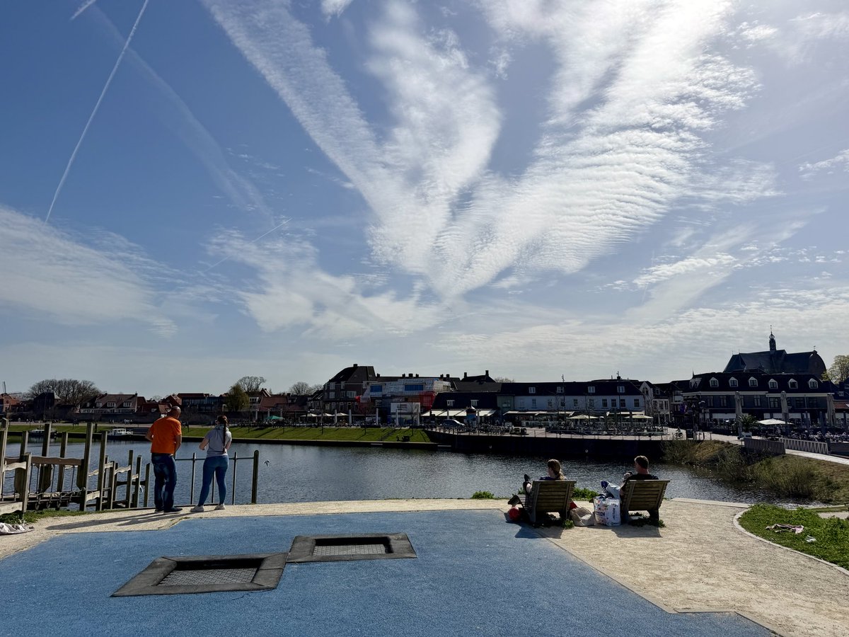 Alpenweerman's tweet image. Nederland - In de onderste atmosfeer tot circa 4 a 5 km hoogte bevindt zich warme en droge lucht. Daarboven tot aan het niveau vd tropopauze (circa 9,5 km) zit echter veel vochtigere lucht. Dit zorgt vandaag voor die soms mooie wolkenluchten en met name ook vele #contrails die in
