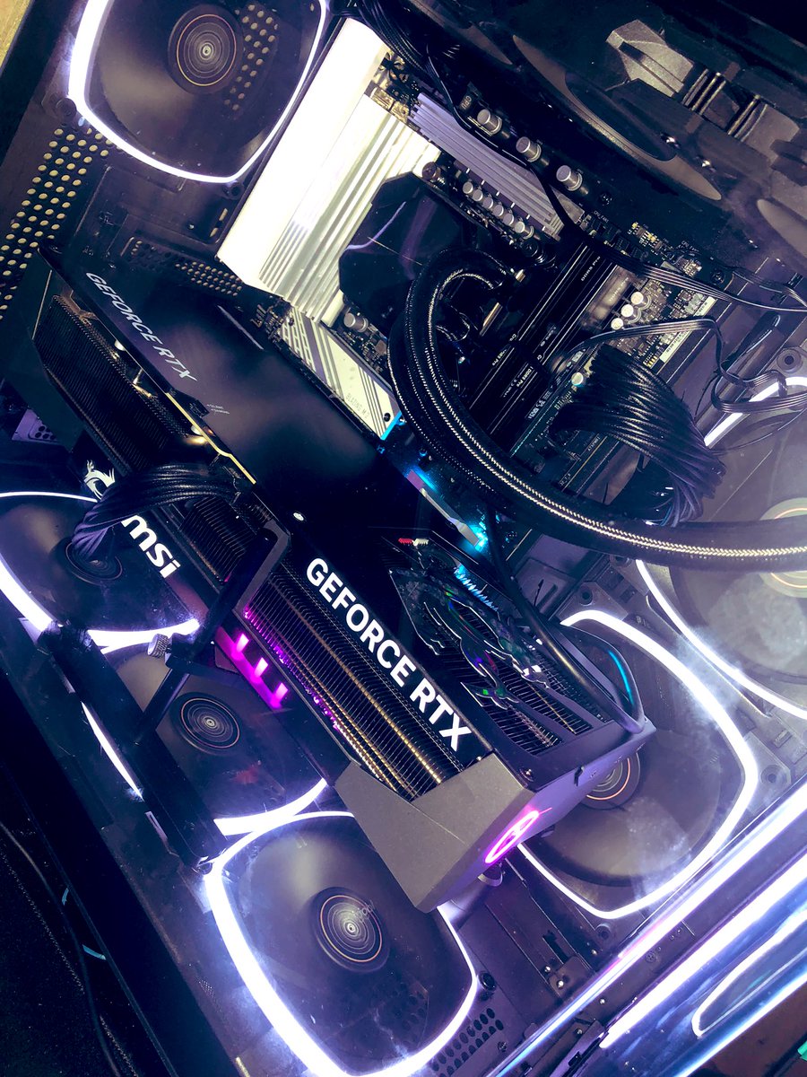gameyouhiro's tweet photo. 黒基調のpc
明るいと配線適当なのバレるけど暗いと意外と分かりませんねw

ってか適当すぎて5090の側面のシールすら剥がしてない(今気づいた) 
ゲーミングPCなんでそんなに高負荷掛かることないけどpL80でi2vの高負荷時でもgpu温度70度超えないように設定してる https://t.co/vHfeKWNJvY