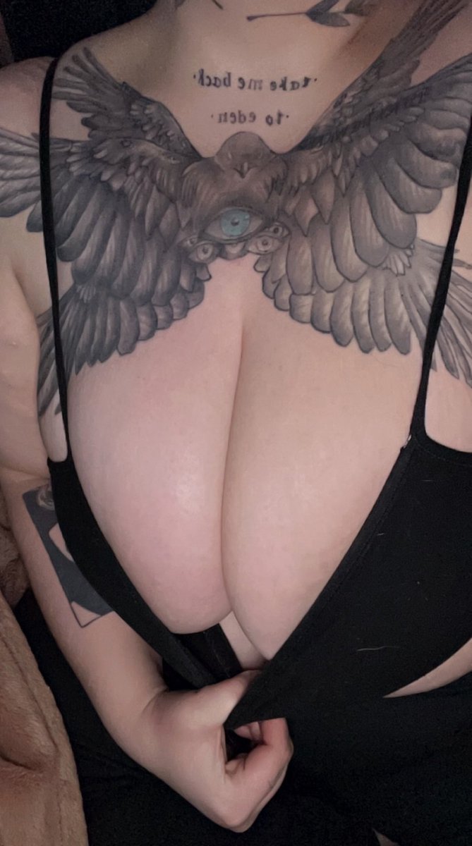 good morning from your favorite fat goth girl with big mommy milkers 👻🖤

• nsfwtwt #nsfwtwt thick goth switch •