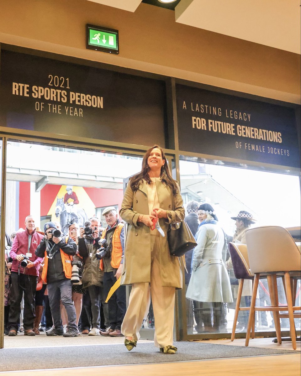 HRIRacing's tweet image. Blackmore’s Bar is open! ✅🥂

Rachael Blackmore has been inducted as a Grand National legend at Aintree 🫶

#GreenTeam #RacingRunsInUs