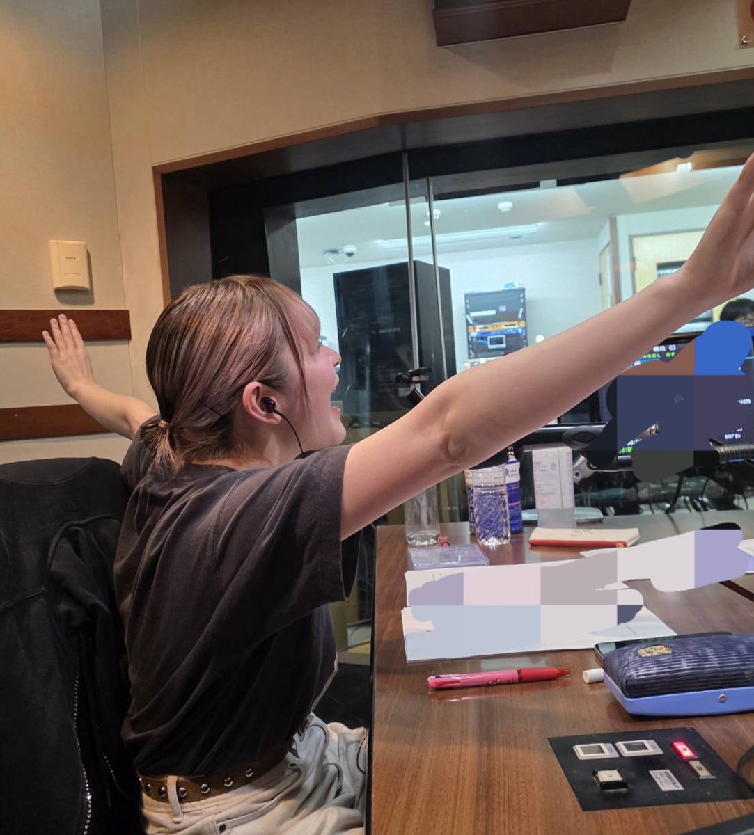 sol_info's tweet image. 今夜の生放送教室には・・・🏫

41枚目シングル『最後に階段を駆け上がったのはいつだ？』をリリースしたばかりの #乃木坂46 から…

わが校の4組の副担任！
【#賀喜遥香】先生が登場💚🧡

遥香先生とお届けする授業は…

┈┈┈┈┈┈┈
逆電握手会- ̗̀🤝🏻  ̖́-
┈┈┈┈┈┈┈