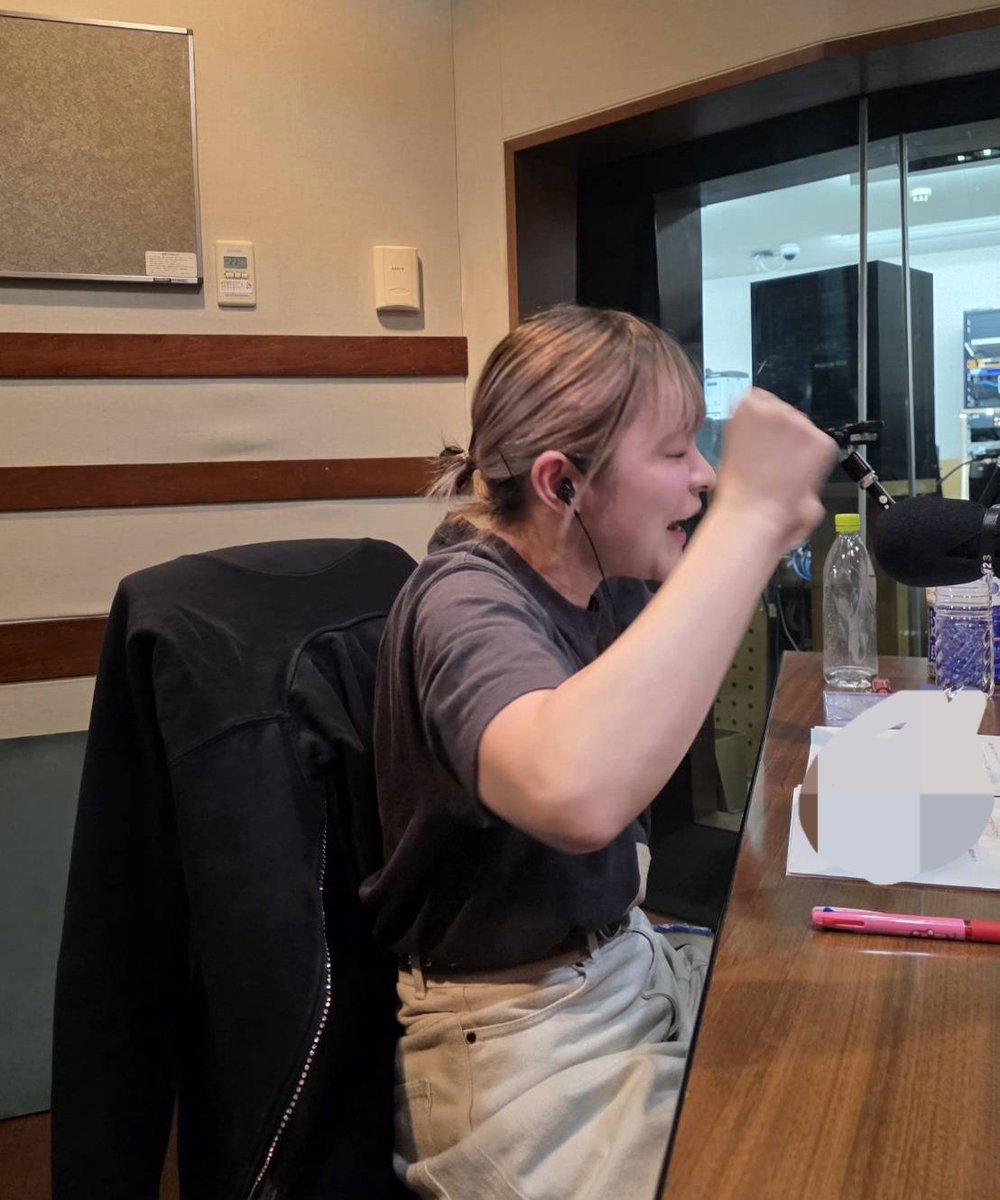 sol_info's tweet image. 今夜の生放送教室には・・・🏫

41枚目シングル『最後に階段を駆け上がったのはいつだ？』をリリースしたばかりの #乃木坂46 から…

わが校の4組の副担任！
【#賀喜遥香】先生が登場💚🧡

遥香先生とお届けする授業は…

┈┈┈┈┈┈┈
逆電握手会- ̗̀🤝🏻  ̖́-
┈┈┈┈┈┈┈