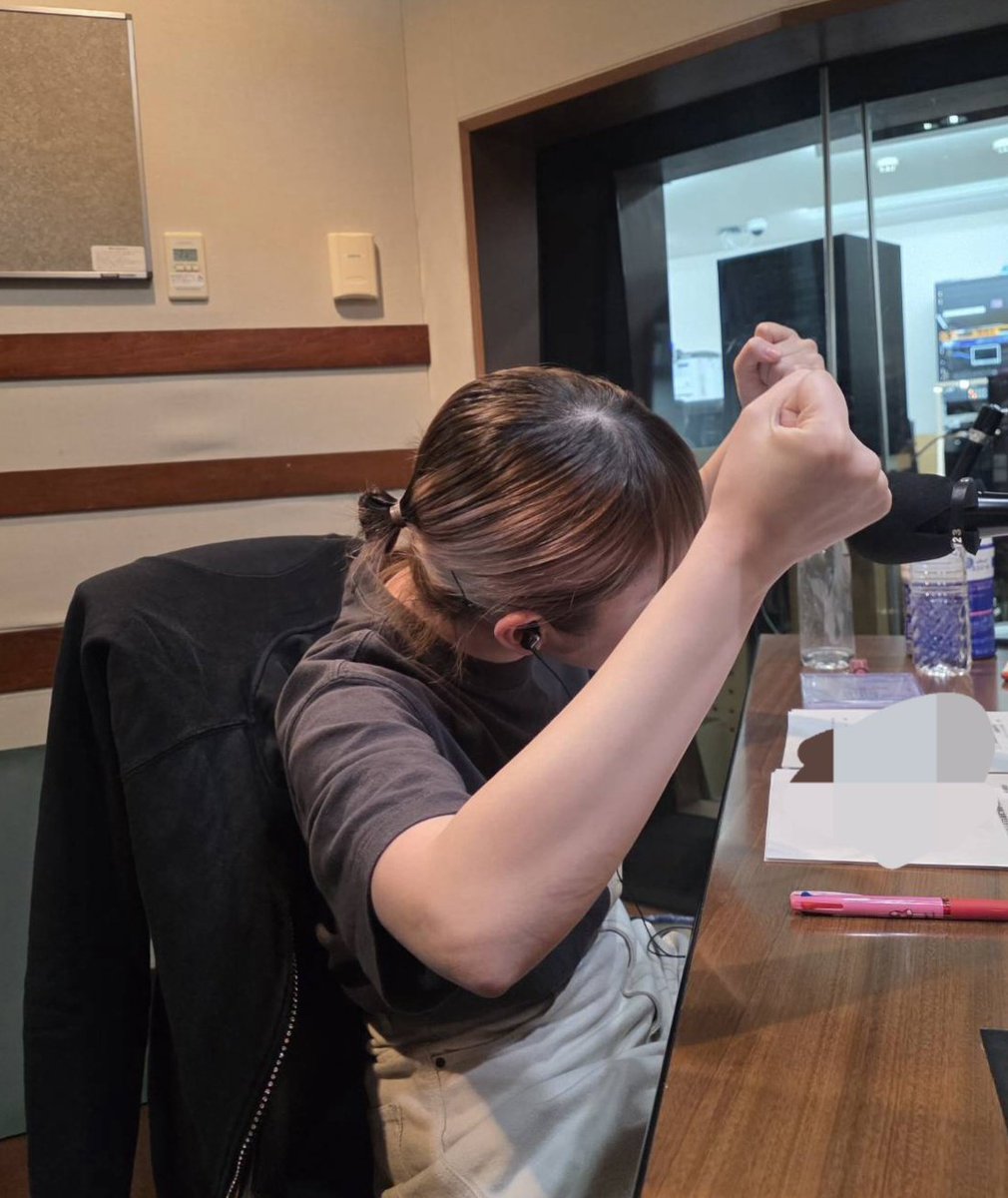 sol_info's tweet image. 今夜の生放送教室には・・・🏫

41枚目シングル『最後に階段を駆け上がったのはいつだ？』をリリースしたばかりの #乃木坂46 から…

わが校の4組の副担任！
【#賀喜遥香】先生が登場💚🧡

遥香先生とお届けする授業は…

┈┈┈┈┈┈┈
逆電握手会- ̗̀🤝🏻  ̖́-
┈┈┈┈┈┈┈