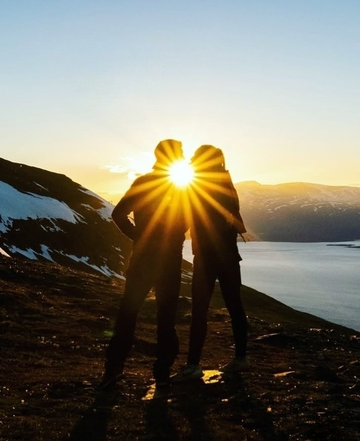 "El amor nos vuelve buenos. No importa a quién amemos, tampосо importa ser correspondidos o sí la relación es duradera. Basta la experiencia de amar, eso nos transforma".

             - Isabel Allende.