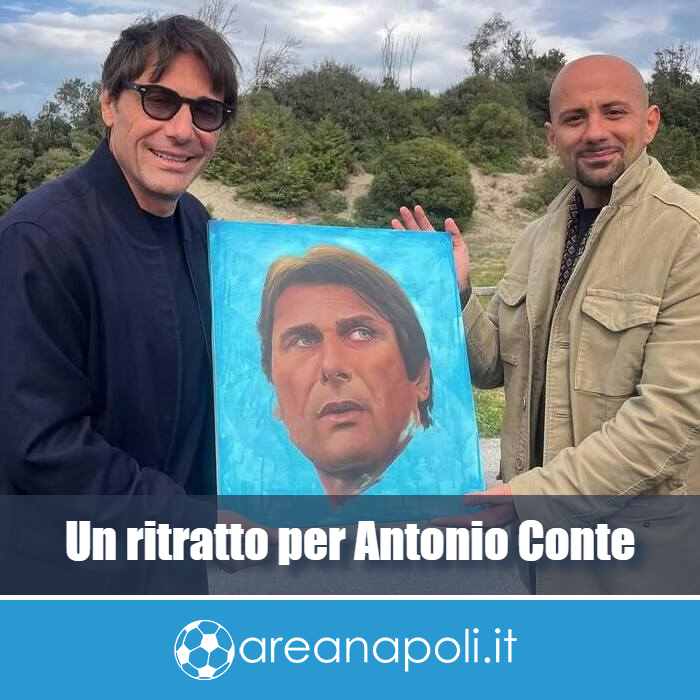 areanapoliit's tweet photo. 😊 Un dipinto per #Conte: consegna speciale a Castel Volturno per il mister
Antonio Conte ha stretto un rapporto sincero e di stima con i tifosi del #Napoli, l'affetto tra le parti è assolutamente reciproco. Nei giorni scorsi l’artista e pittore contemporaneo Emanuele #Cardone ha fatto una piacevole sorpresa al tecnico della squadra azzurra.
L’incontro è avvenuto all’esterno del Training Center di Castel Volturno, quartier generale degli azzurri. Cardone ha consegnato personalmente al mister un ritratto da lui realizzato, un’opera che il tecnico ha gradito particolarmente. Il momento è stato immortalato con una foto di rito: Conte è apparso molto sorridente e visibilmente contento del regalo ricevuto, segno di apprezzamento per il gesto dell’artista napoletano.