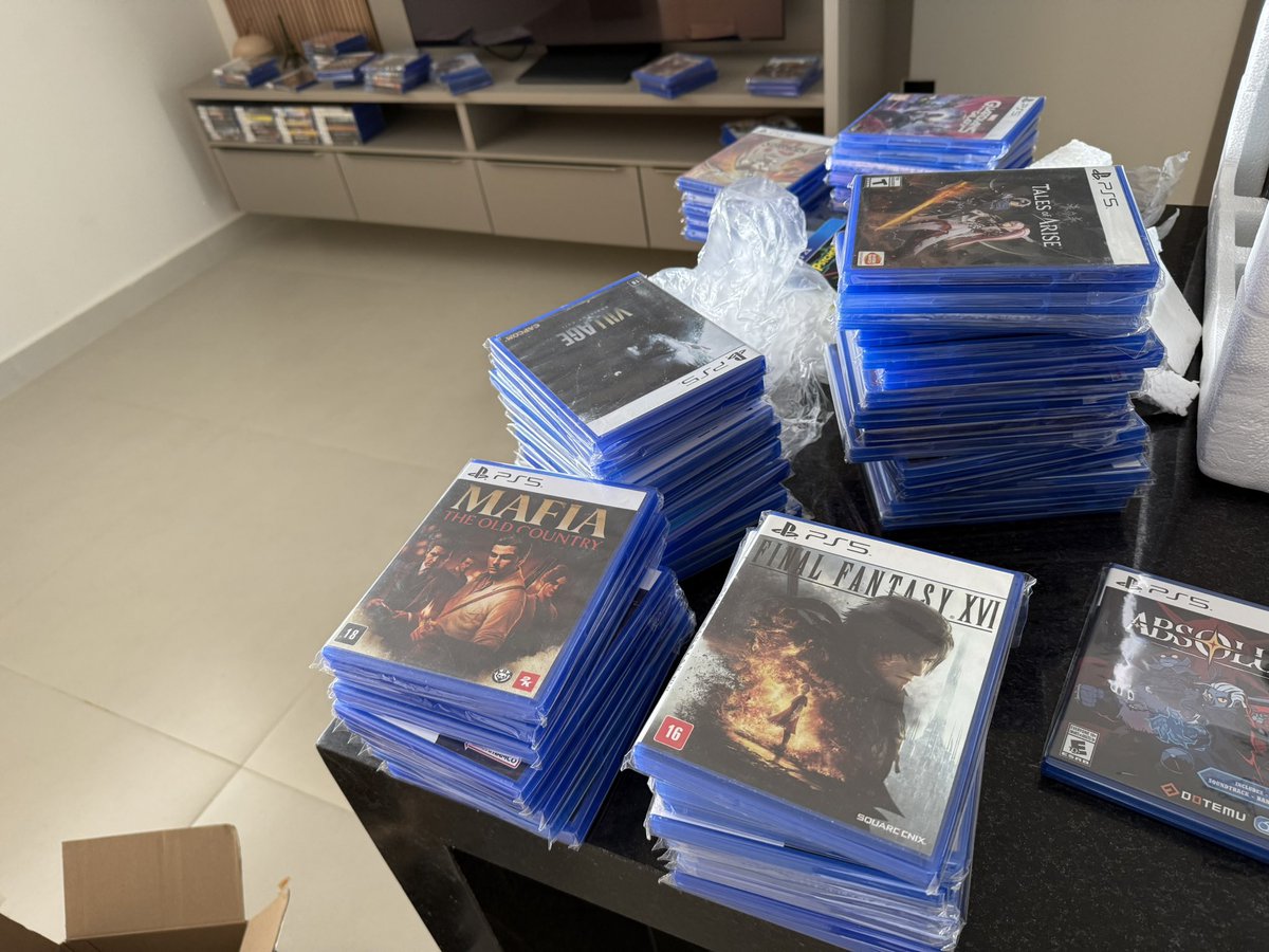 Estou de mudança, e com isso preciso agora organizar meus jogos na minha casa nova. Vocês tem recomendação de prateleira de livros boa para guardar os jogos? 
Obs: Não vou deixar eles no painel que nem está ali kkkkkk
#PS5