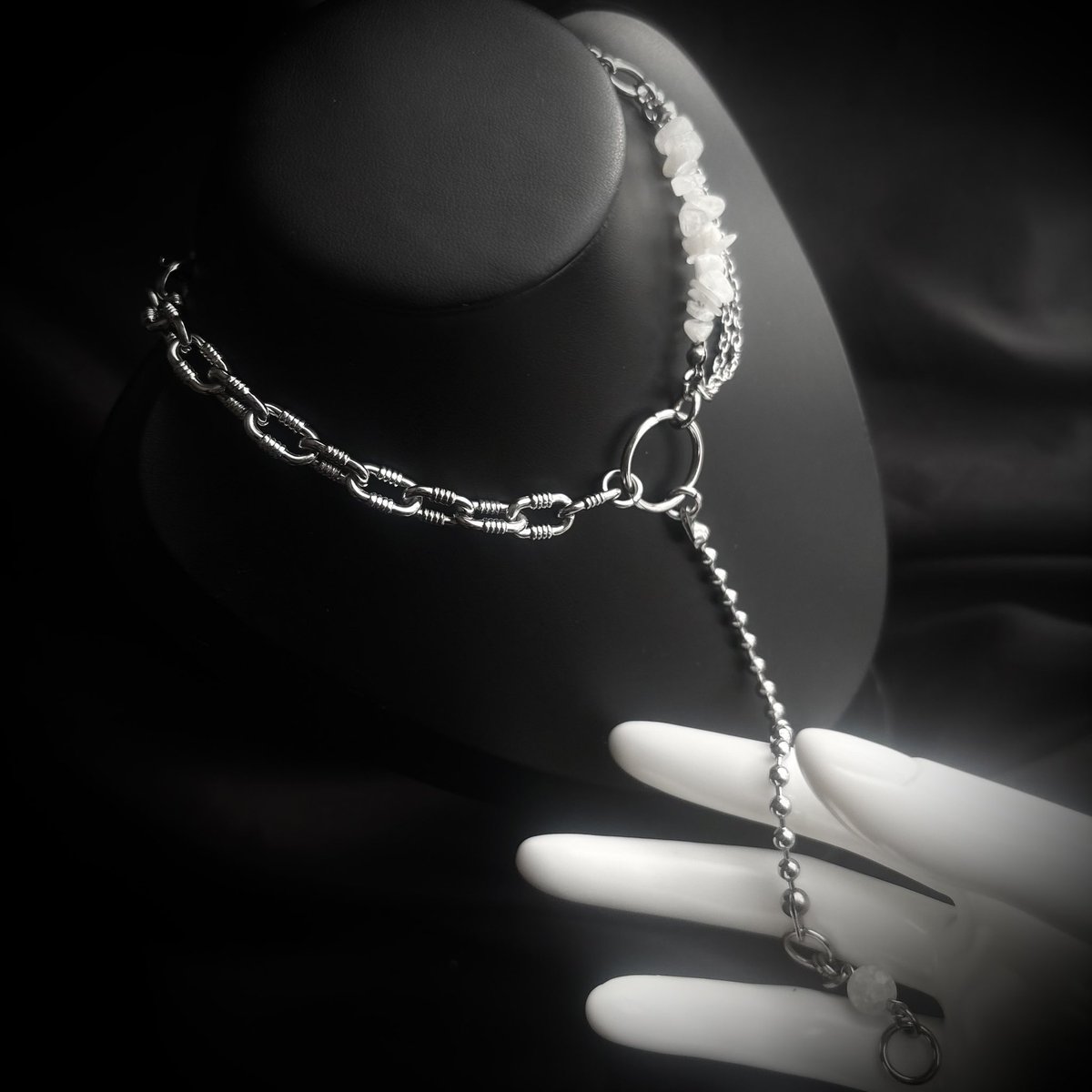 チェーンとブルームーンストーンのアシメミックス強い🤦🏻‍♀️🤦🏻‍♀️🤦🏻‍♀️