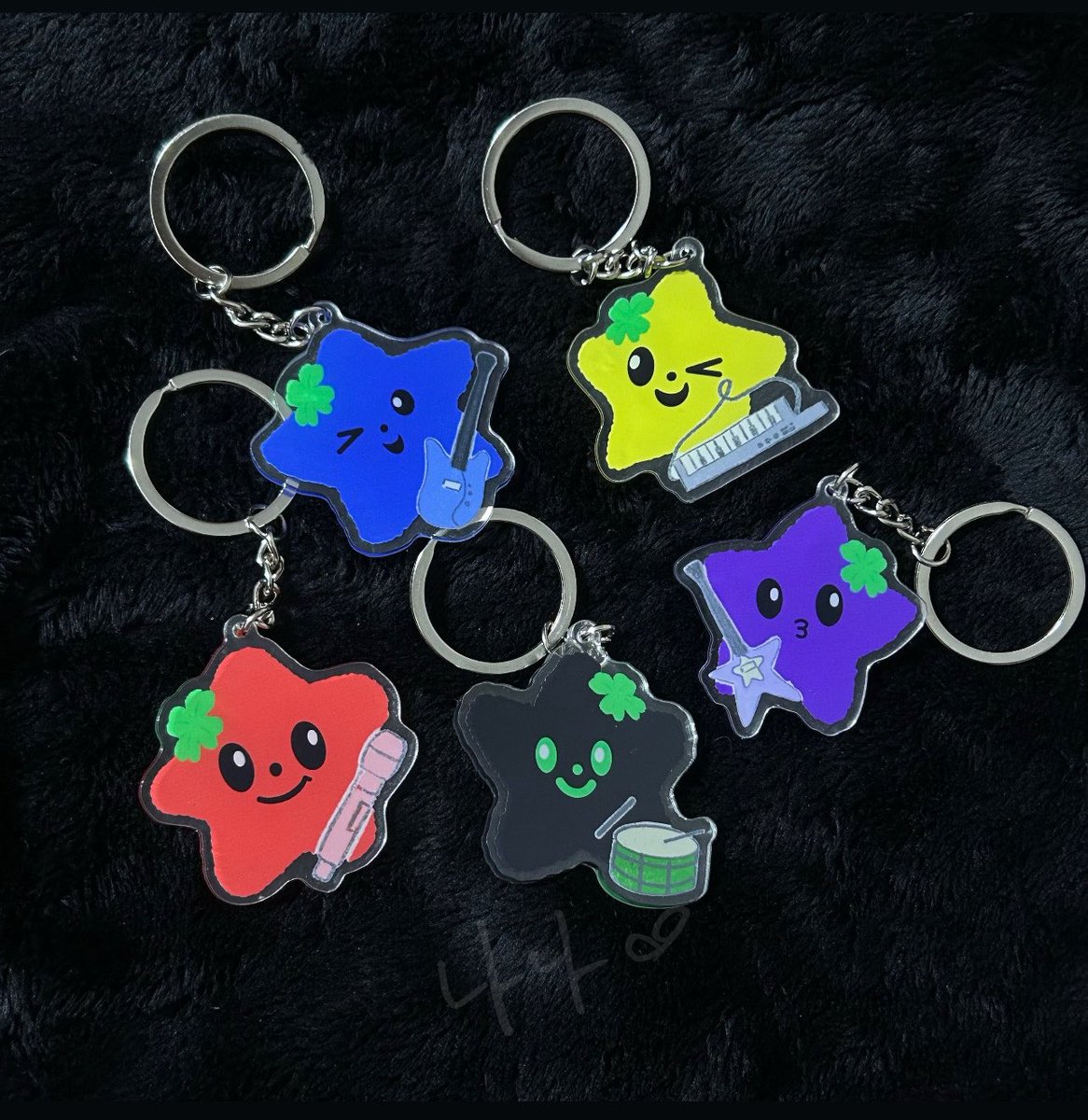 hi weves !! i’ll be giving out freebies for onewe in taiwan 🫶🏻

☆ giuk &amp; kanghyun hairclips 💜💙 (20 pieces each)
☆ colour coded onewe lucky star ⭐️ (20 pieces each member) 

see you there !! („• ᴗ •„)

#원위 #ONEWE #O_NEW_Evolution_V
#ONEWEinTAIPEI