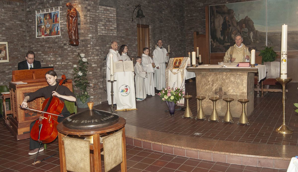 LANDECK_D's tweet photo. ✝️ Christus resurrexit! During the first Easter 🇳🇱#TheNetherlands together with my #family, we had the honour and pleasure to participate in the 🇭🇺#Hungarian #protestant church service in 🛳#Rotterdam &amp; the #catholic #HolyMass in #TheHague . Here some pictures of the latter. 😊 https://t.co/xtoN0MCLrJ