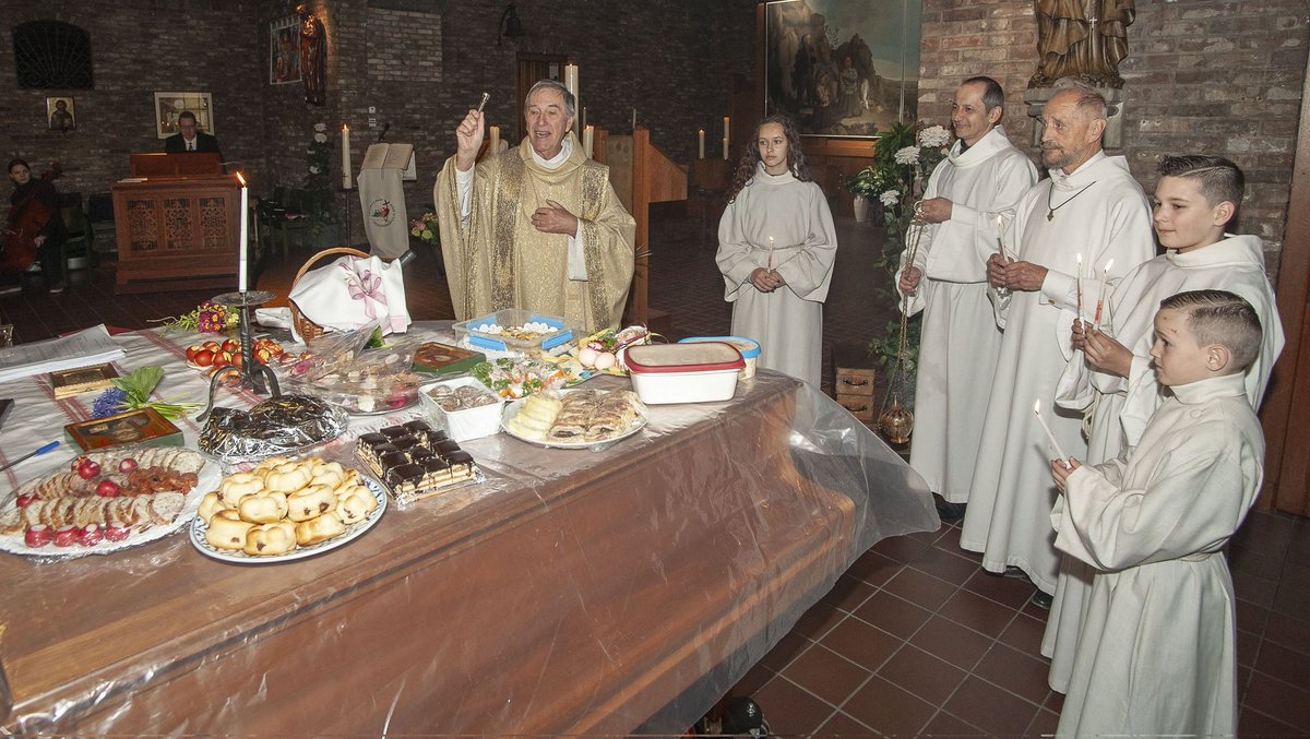 LANDECK_D's tweet photo. ✝️ Christus resurrexit! During the first Easter 🇳🇱#TheNetherlands together with my #family, we had the honour and pleasure to participate in the 🇭🇺#Hungarian #protestant church service in 🛳#Rotterdam &amp; the #catholic #HolyMass in #TheHague . Here some pictures of the latter. 😊 https://t.co/xtoN0MCLrJ