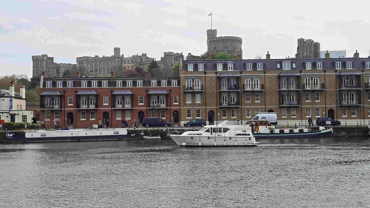 RomneyWeir's tweet image. Some passing lunchtime traffic  #Thames #boating #Windsor #WindsorCastle