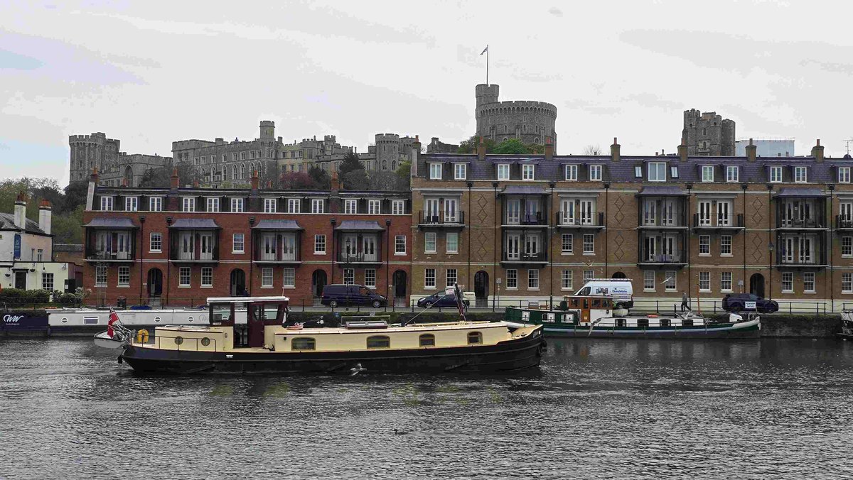 RomneyWeir's tweet image. Some passing lunchtime traffic  #Thames #boating #Windsor #WindsorCastle