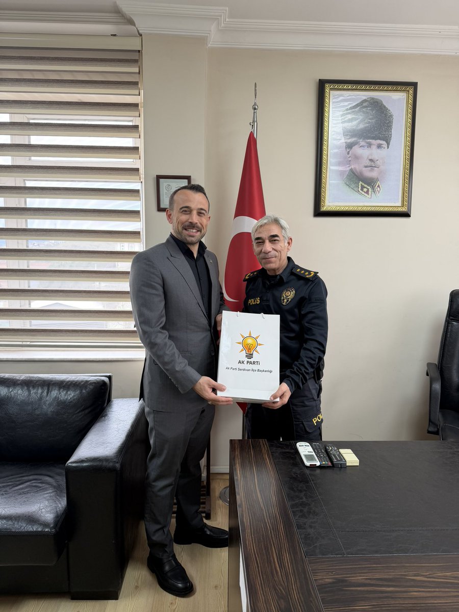 akpartiserdivan's tweet photo. Polis Haftası dolayısıyla, İlçe Başkanımız Sayın Yusuf Haldızoğlu ve yönetim kurulu üyelerimizle birlikte Serdivan Emniyet Müdürümüz Sayın İbrahim Aydoğan’ı makamında ziyaret ettik.

Nazik kabulleri ve samimi misafirperverlikleri için kendilerine teşekkür ediyoruz. https://t.co/XQBFpuvgFX