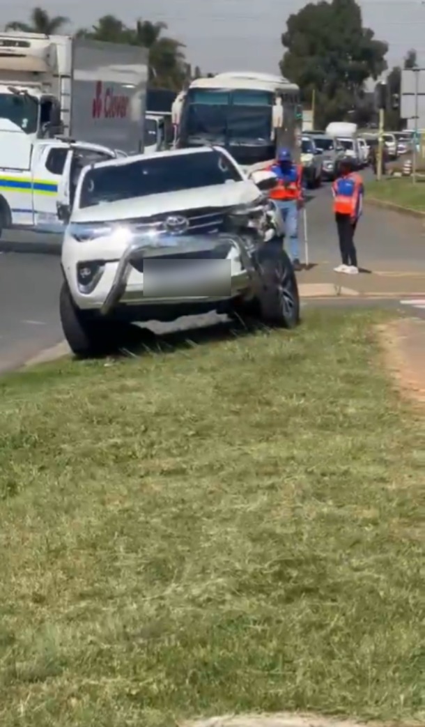 SCP_SECURITY's tweet photo. 🚨 SHOOTING – ORMONDE, JHB 🚨

A shooting incident in Ormonde, Johannesburg has left one person dead.

Source: Yusuf Abramjee

#JOHANNESBURG #RIDGEWAY #SHOOTING #CRIMEALERT #SAPS #PUBLICSAFETY https://t.co/WE20DoPgMs