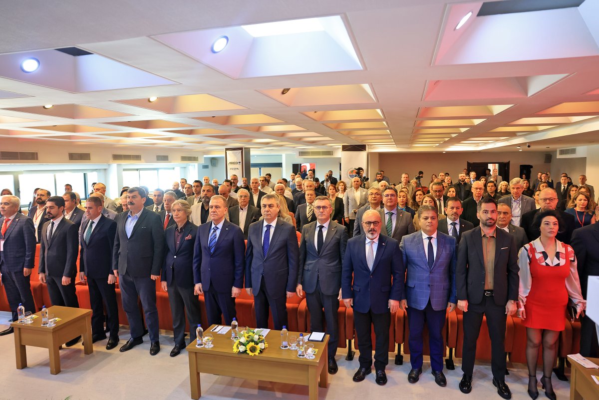 mersintso's tweet photo. Mersin’de markalaşma yolculuğu başladı

Mersin Ticaret ve Sanayi Odası (MTSO) öncülüğünde Mersin’de markalaşma yolculuğu başladı. Düzenlenen “Mersin Marka Rotası” Konferansı ile ürün, şirket, kurum ve şehir markalaşması konuları ele alınırken, kentte güçlü markaların oluşturulması, şehrin rekabet gücünün artırılması ve sürdürülebilir marka stratejilerinin geliştirilmesi adına uzman isimler bir araya geldi. Konferansın, Mersin’in marka şehir olma yolculuğunda önemli bir başlangıç noktası olması hedefleniyor.

MTSO 29 No’lu Kırtasiye, Matbaa, Reklam Ajansları ve Basın Yayın Hizmetleri Meslek Komitesi öncülüğünde, 10 No’lu Akaryakıt, LPG, Madeni Yağın İşlenmesi ve Ticareti, 14 No’lu İkamet Amaçlı İnşaat, 21 No’lu Denizyolu Taşımacılığı ve Destek Hizmetleri ile 40 No’lu Genel İnşaat Faaliyetleri Meslek Komiteleri desteği, Açıkhava ve Endüstriyel Reklamcılar Derneği (ARED) ile Marka Konseyi Derneği iş birliğinde Mersin Marka Rotası Konferansı düzenlendi. 8 farklı üniversiteden 30’a yakın uzman iki gün boyunca katılımcılara markalaşma yolculuğu konusunda stratejik bilgiler aktaracak. Toplantıya MTSO Yönetim Kurulu Başkanı Hakan Sefa Çakır, Meclis Başkanı Hamit İzol, Mersin Valisi Atilla Toros, Mersin Büyükşehir Belediye Başkanı Vahap Seçer, ilçe belediye başkanları, 29 No’lu Komite üyeleri, ARED Başkanı Şahin Acır, Marka Konseyi Derneği Başkanı Bülent Fidan ile iş dünyası temsilcileri ve akademisyenler katıldı. İki gün sürecek Mersin Marka Rotası Konferansı kapsamında farklı üniversitelerden akademisyenler ve sektör temsilcileri şehir markalaşması, marka stratejileri ve marka yönetimi konularında sunumlar gerçekleştirecek. 

Haberin Devamı: ⤵
https://t.co/xBkbuqWxxM